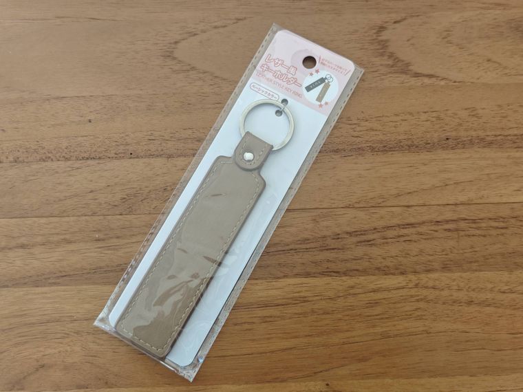 セリアのネームタグが机の上に置いてある