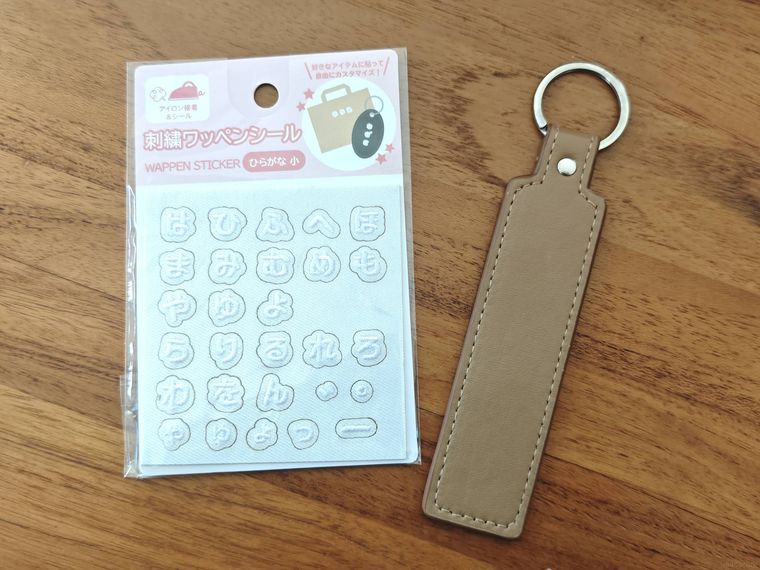 セリアのネームタグとシールが置かれている