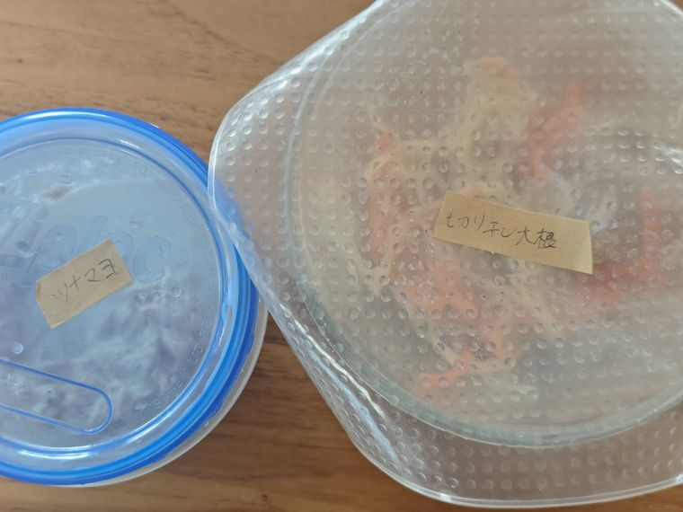 保存食にラベルを貼っている様子