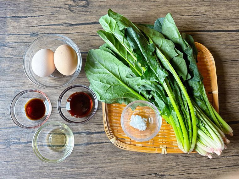 ほうれん草と卵のオイスター炒めの材料