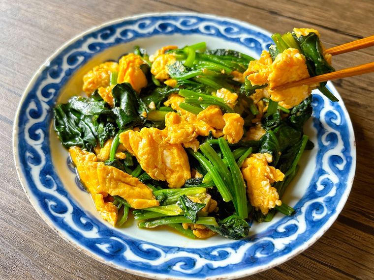 ほうれん草と卵のオイスター炒めを箸あげする様子