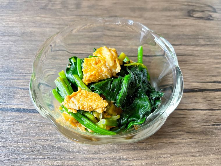 保存容器に入ったほうれん草と卵のオイスター炒め