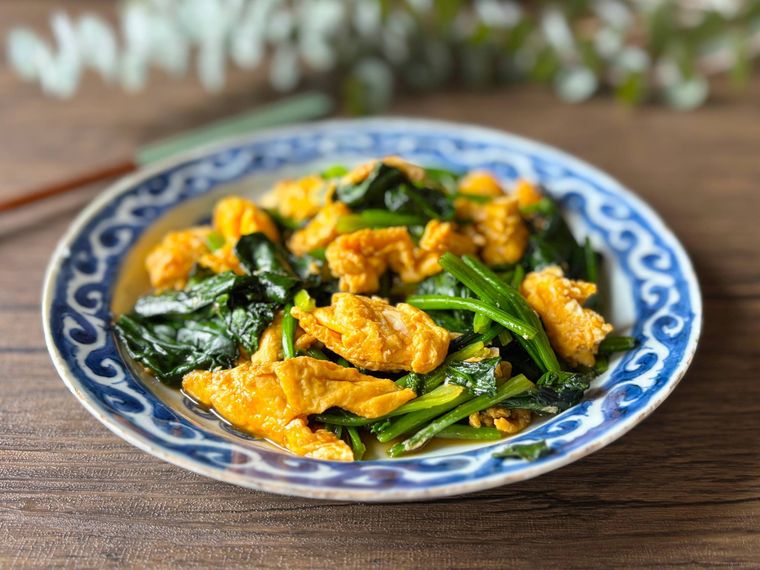 青色の和皿に盛られたほうれん草と卵のオイスター炒め