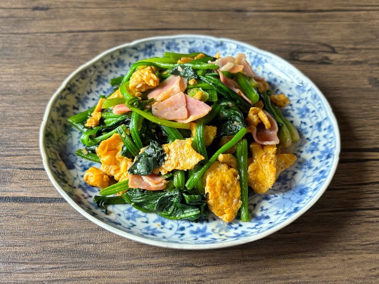 和皿に盛られたベーコン入りほうれん草と卵のオイスター炒め