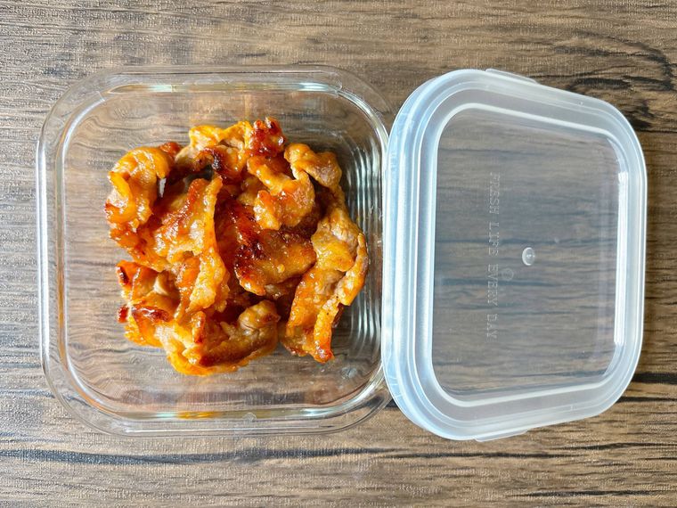 保存容器に入った豚こま肉のケチャップ炒め
