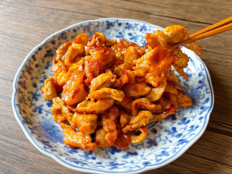 和皿に盛られた豚こまケチャップ炒め