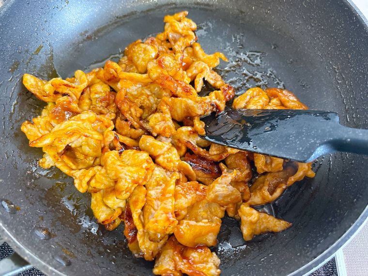 フライパンで豚こま肉を炒める様子