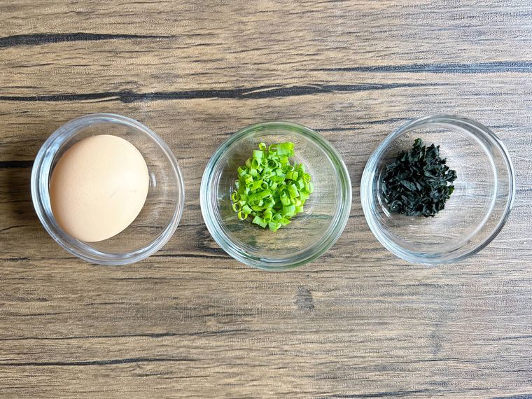 卵、小口ねぎ、乾燥わかめ