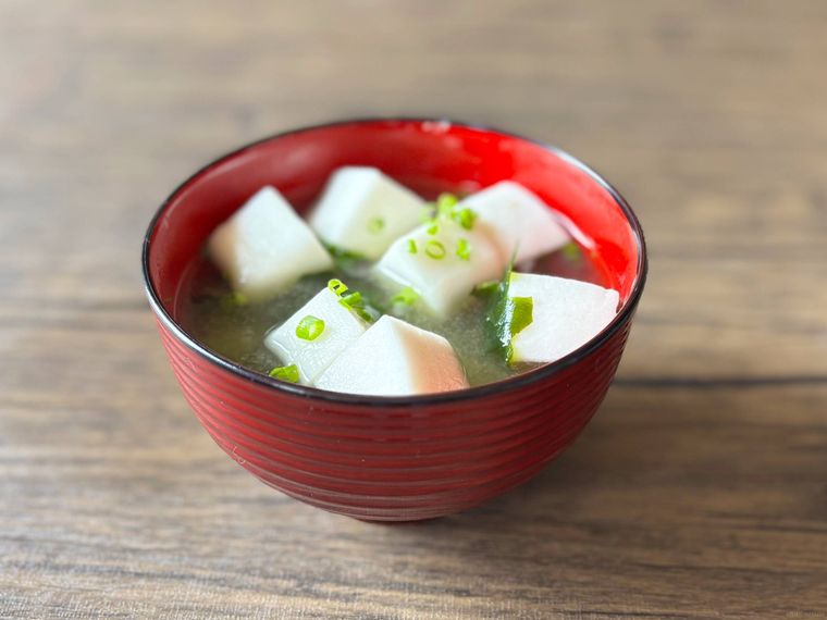 赤色の椀に盛られたはんぺんの味噌汁