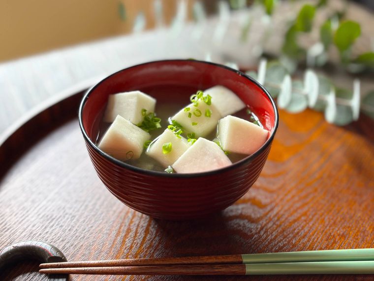 赤色の椀に盛られたはんぺんの味噌汁