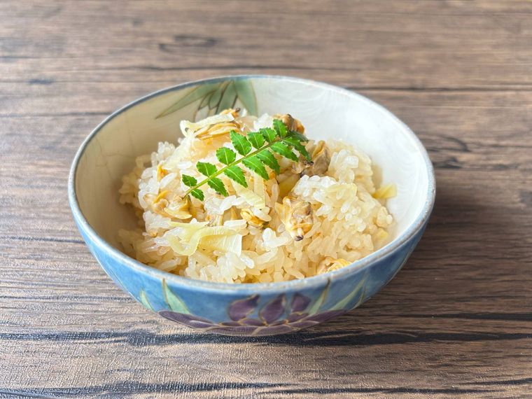 青色の茶碗に盛られたあさり缶の炊き込みご飯