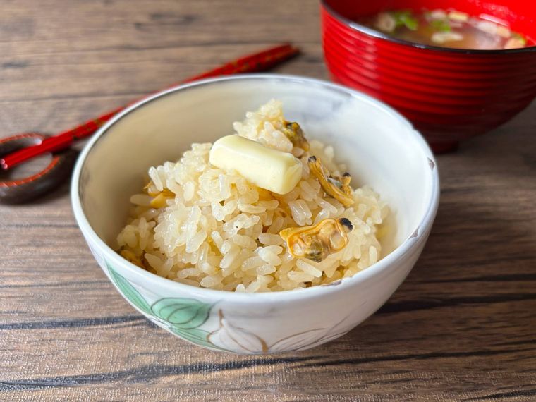 茶碗に盛られたバターしょうゆのあさり缶の炊き込みご飯