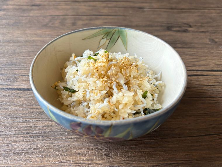 茶碗に盛られた白炒りごま入りしらすわかめ炊き込みご飯