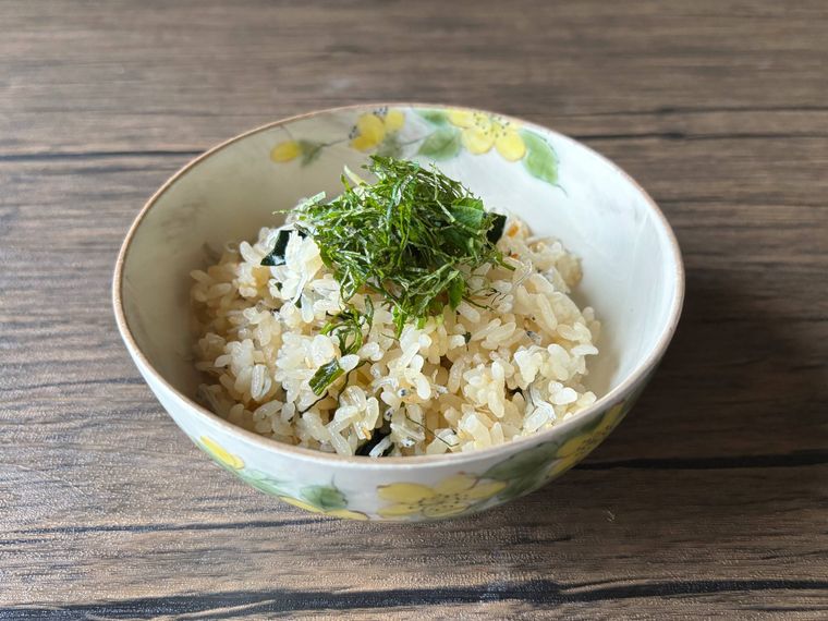 茶碗に盛られたしらすわかめ炊き込みご飯