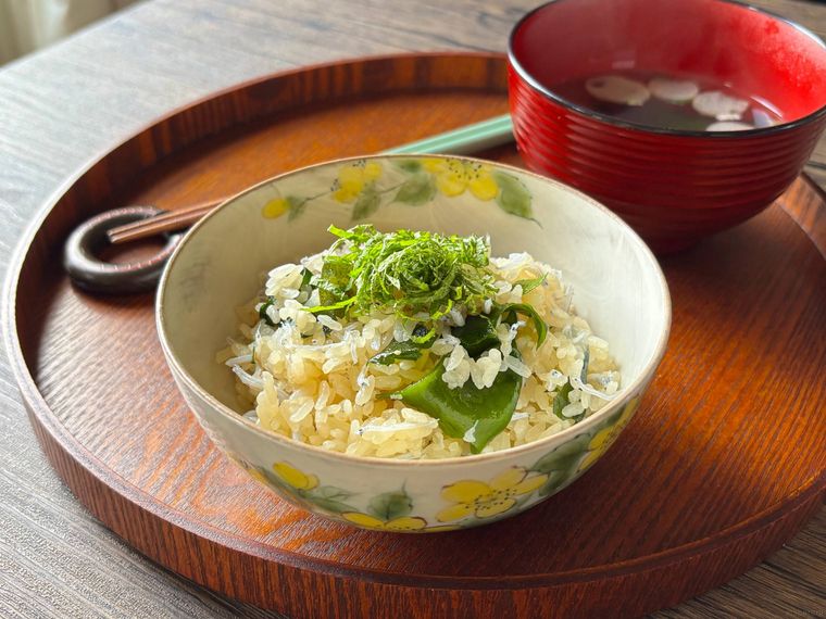 茶碗に盛られたしらすわかめ炊き込みご飯と吸い物が入った椀