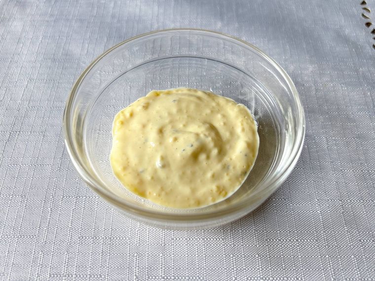 器に入ったシーザードレッシング