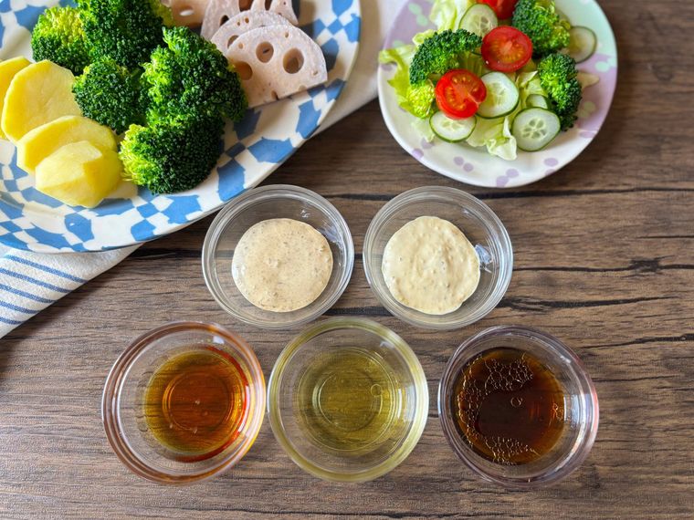 ドレッシング5種と温野菜、サラダを並べたテーブル