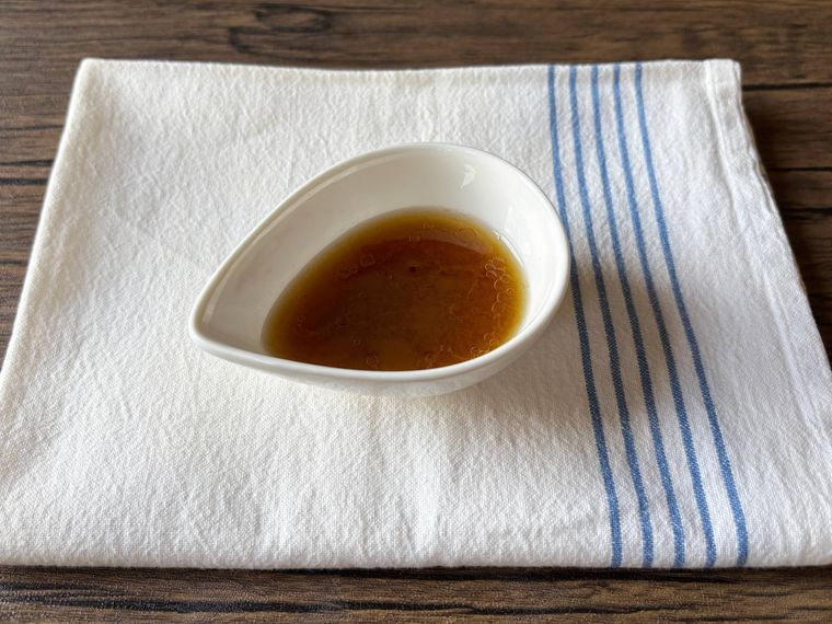 白色の雫型の器に入った基本のドレッシング