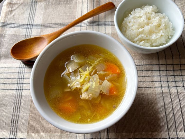 スープボウルに入ったしょうが入りチキンスープ、ごはん