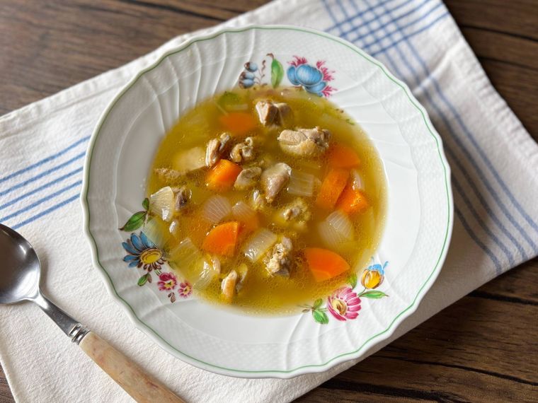 スープ皿に盛られたチキンスープ