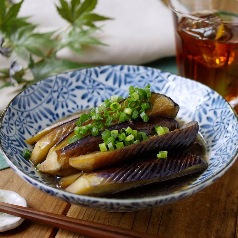 青い花柄の皿に盛り付けられたなすの煮浸し