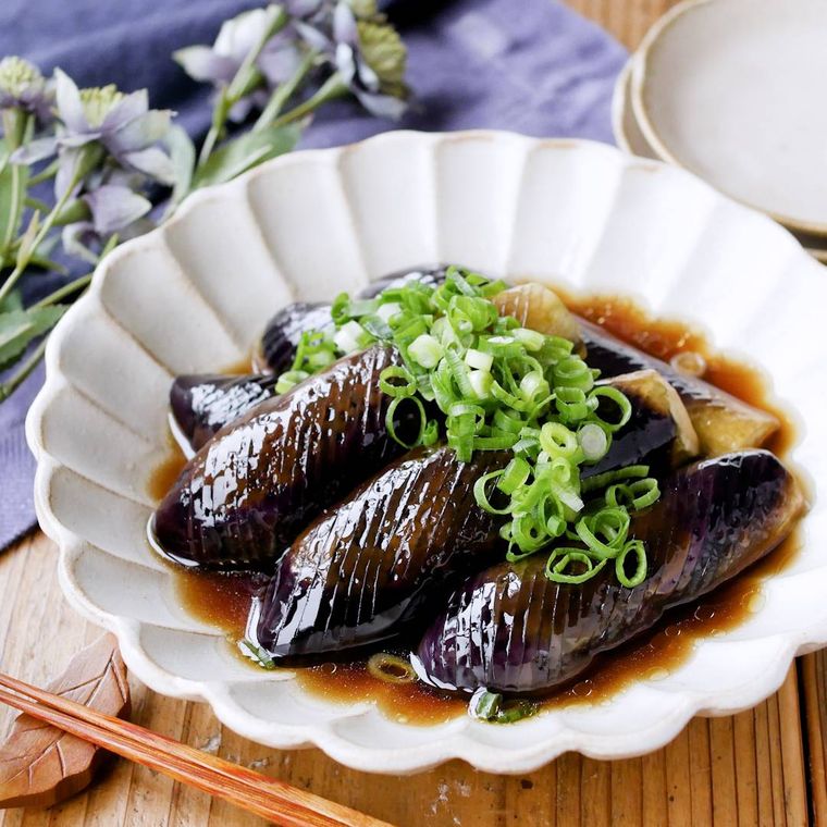 白い皿に盛り付けられたなすの煮浸し