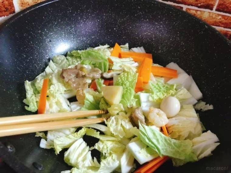 中華鍋で野菜を炒めている様子