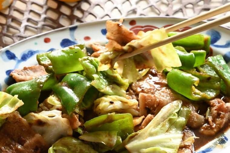 回鍋肉を箸でつまんでいる様子