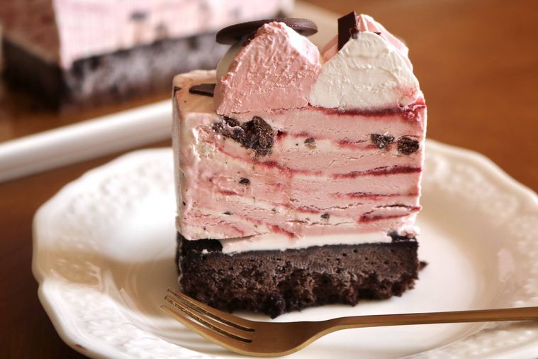 カットしたラブポーションサーティワンのアイスケーキ