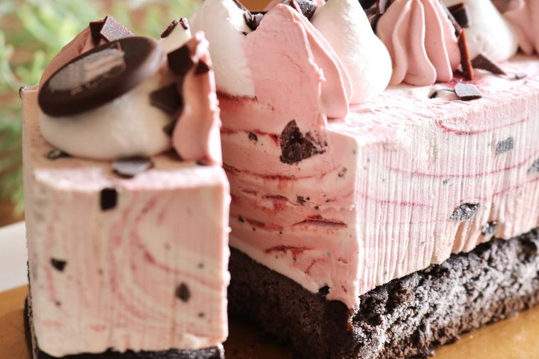 ラブポーションサーティワンのアイスクリームケーキを切った断面