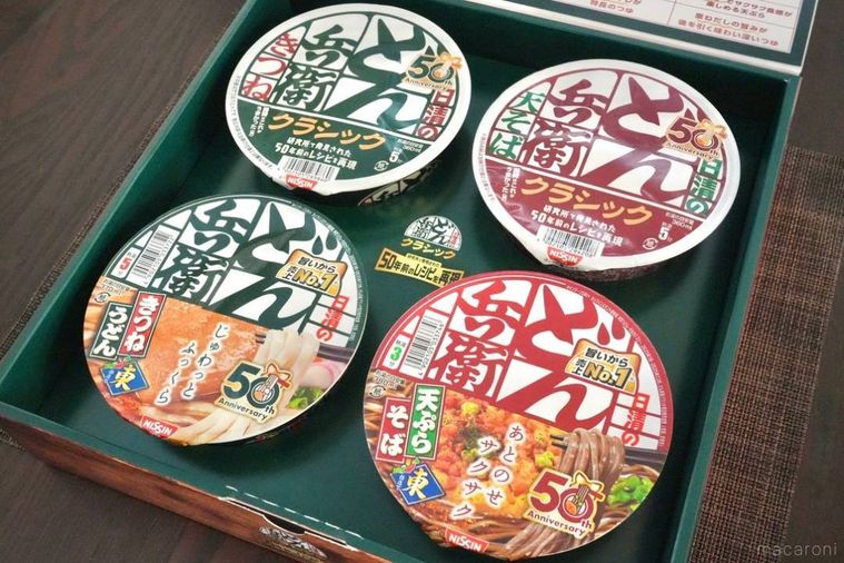 4種類のカップきつねうどんとカップ天ぷらそばが入った緑色の箱