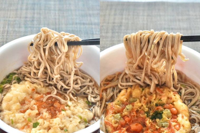 カップ天ぷらそばの麺を黒い箸で持ち上げる様子の比較
