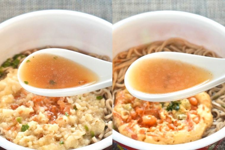 カップ天ぷらそばのつゆを白いれんげですくう様子の比較