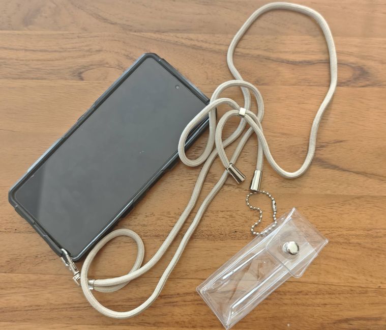 スマホとリップケースが机の上に置いてある