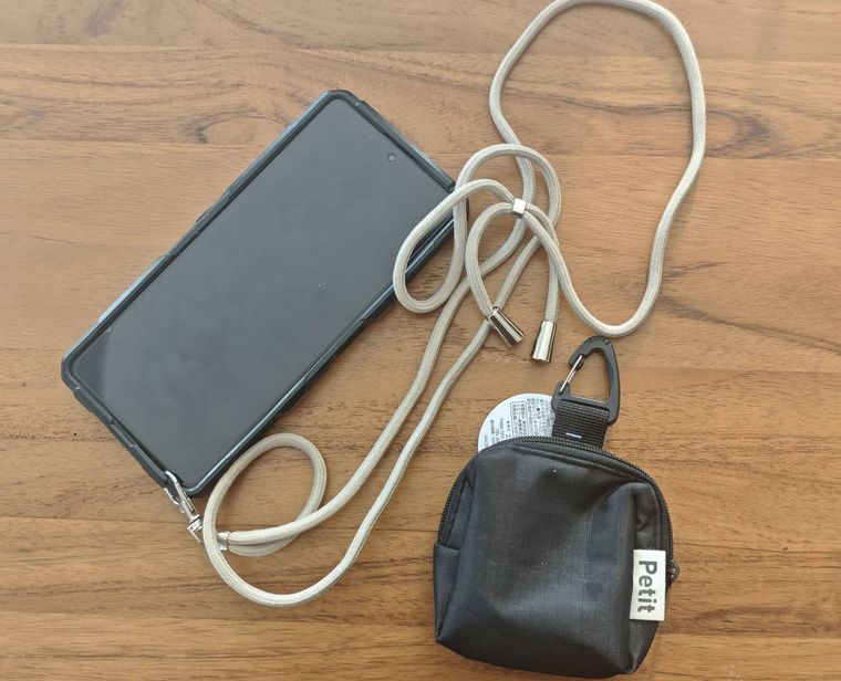コインポーチをつけたスマホが机の上に置いてある