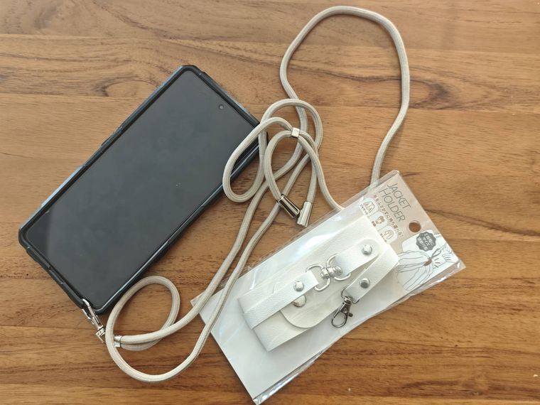 スマホショルダーとジャケットケースが机の上に置いてある