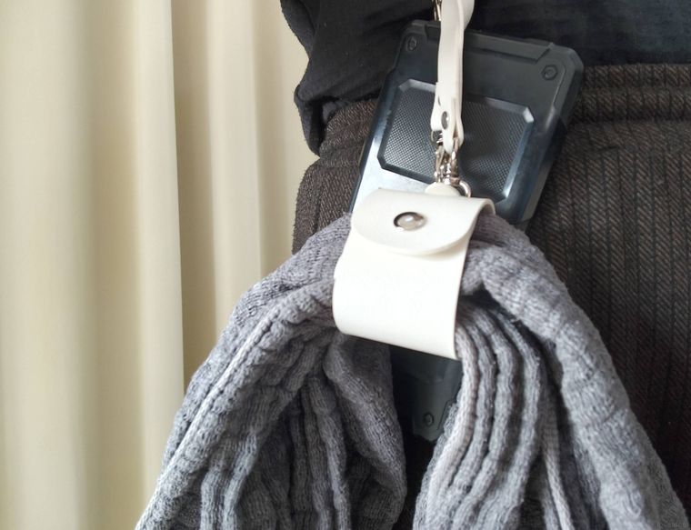 スマホホルダーにジャケットケースをつけている様子