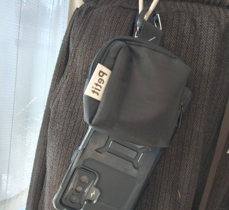 コインポーチをつけたスマホを使っている様子