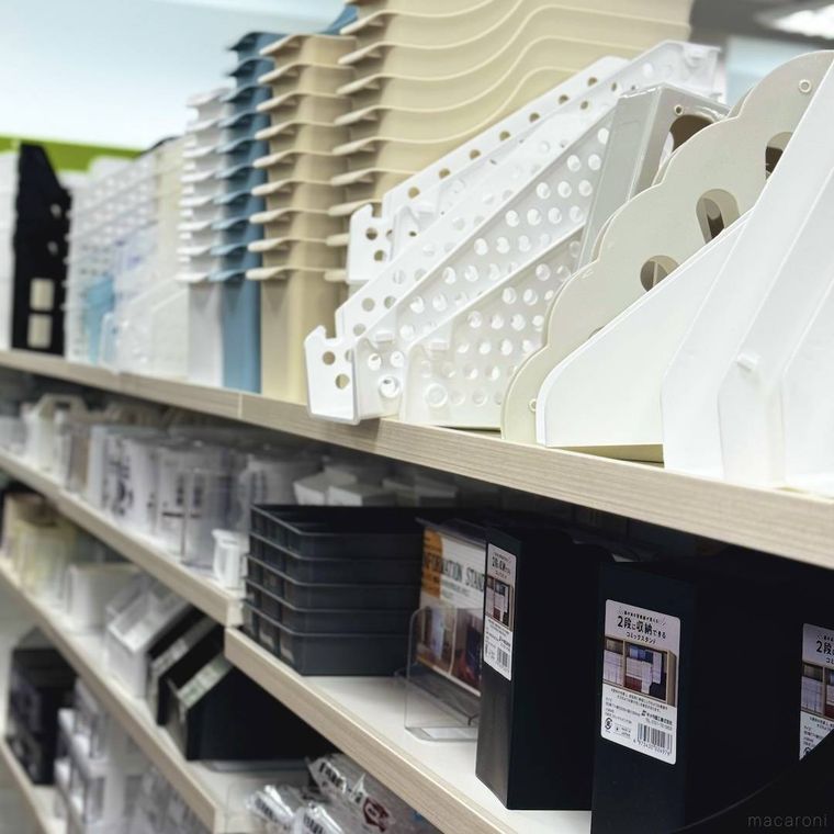 セリアの文具売り場にラックが並んでいる