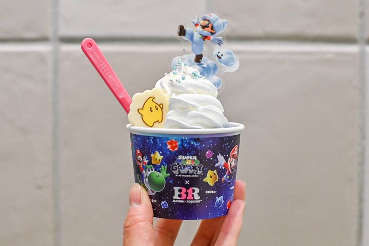 サンデーを持っているところ