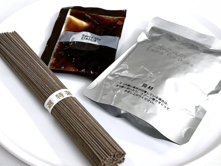 カルディえごまマッククスの干しそば、たれ、具材