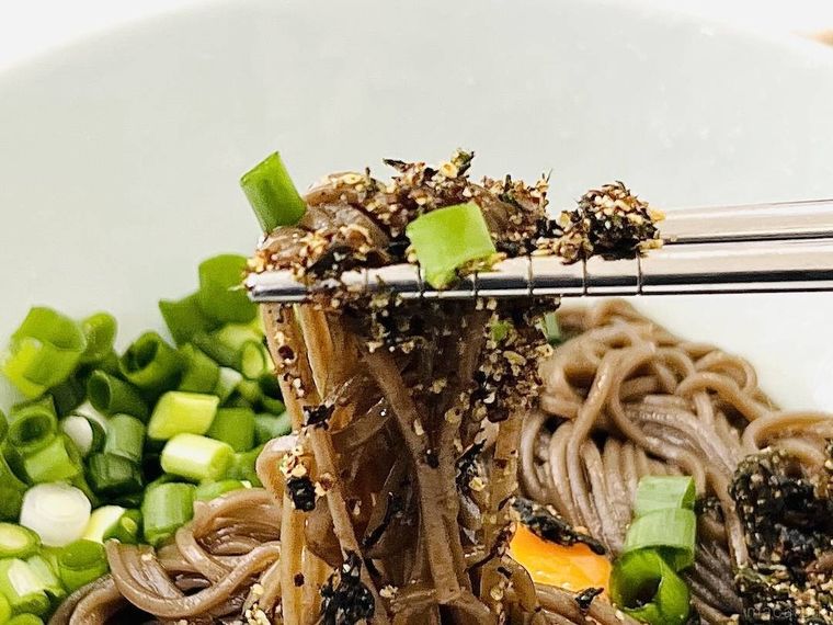 えごまマッククスを箸で持ち上げている様子