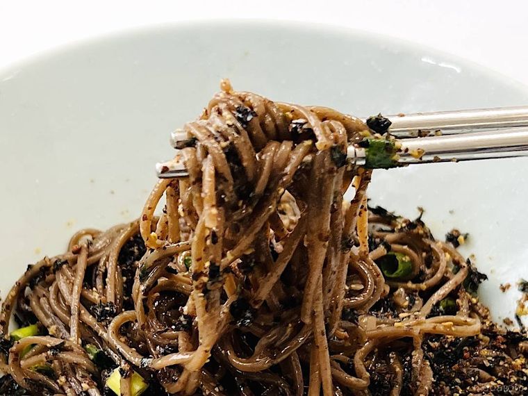 えごまマッククスを箸で持ち上げている様子