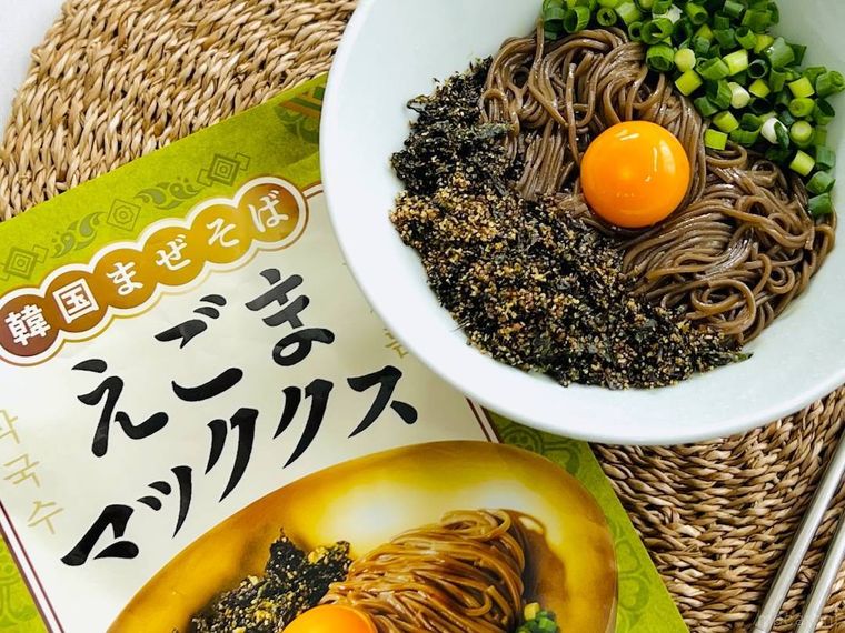 カルディえごまマッククスのパッケージと、器に盛られたえごまマッククス