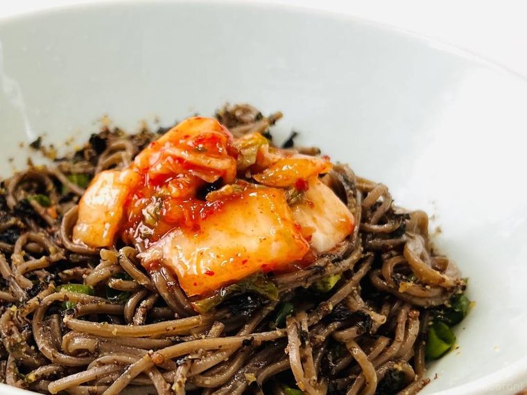 えごまマッククスにキムチをトッピングした様子