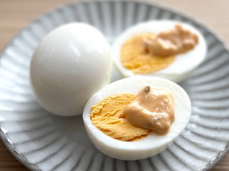 ゆで卵にカルディのバーガーソースディップを付けた様子