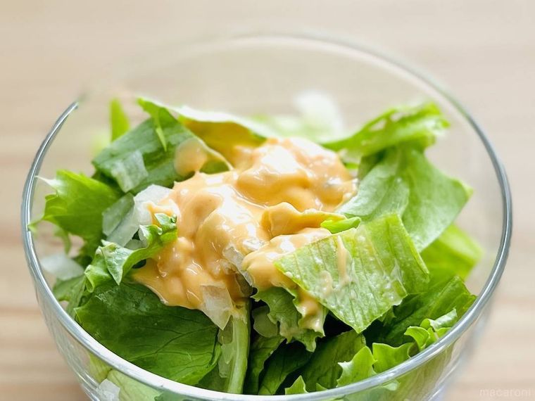 サラダにカルディのバーガーソースディップをかけた様子