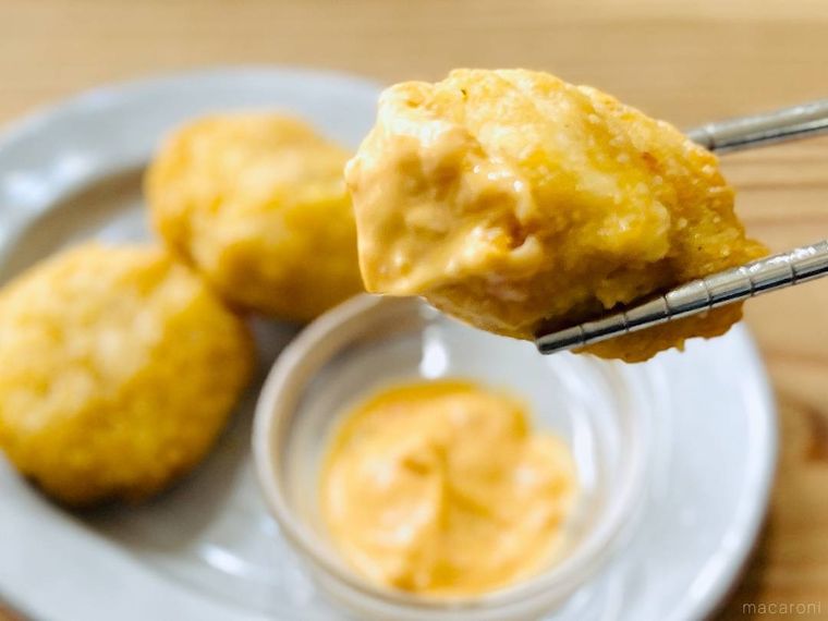 唐揚げにカルディのバーガーソースディップを付けた様子