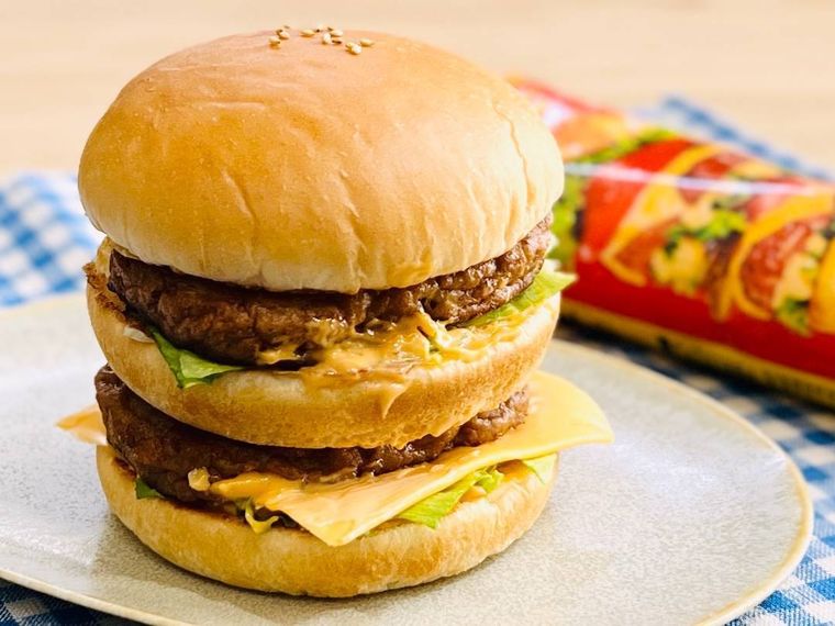 皿に盛られたバーガーと、カルディのバーガーソースディップ