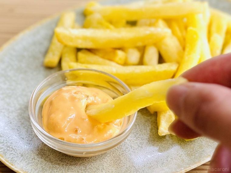 カルディのバーガーソースディップにフライドポテトをディップしている様子